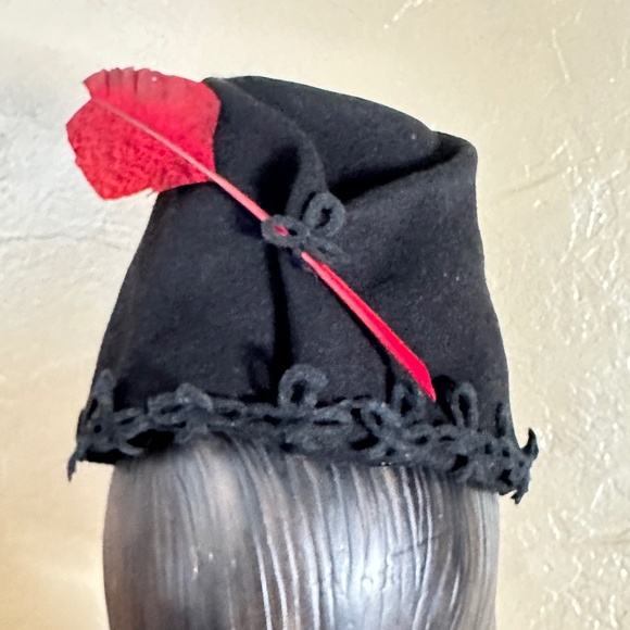 EXCEPTIONAL 1940s' UNIQUE TOP BLACK FELT CONICAL HAT + RED FEATHER & APPLIQUES - Picture 5 of 12